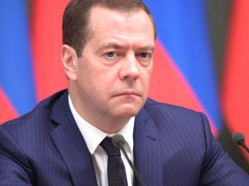 Medvedev fyen Macronin: Ai është një frikacak zoologjik