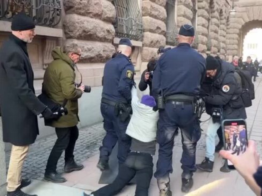Policia largon Greta Thunbergun nga bllokimi i parlamentit suedez