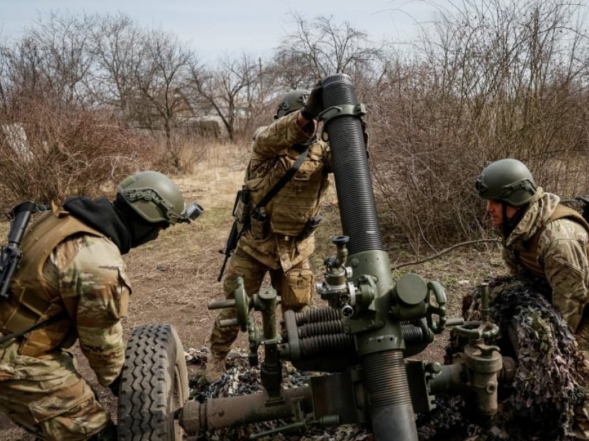 Dy grupe të armatosura ruse nga Ukraina thonë se kanë nisur sulme në Rusi