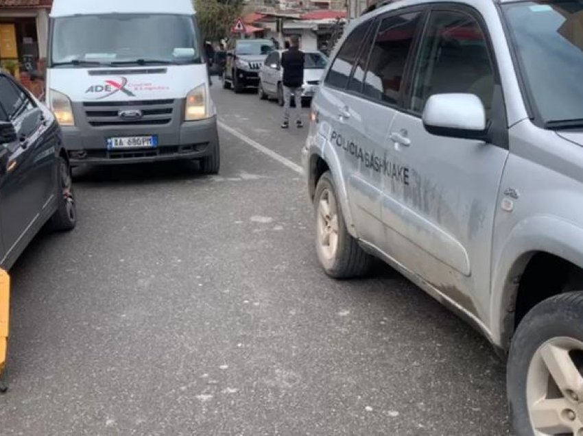 Parkonin vend e pavend, duke u rrezikuar jetën banorëve! Policia Bashkiake, gjoba dhe bllokuese të gomave të makinave në Bulqizë