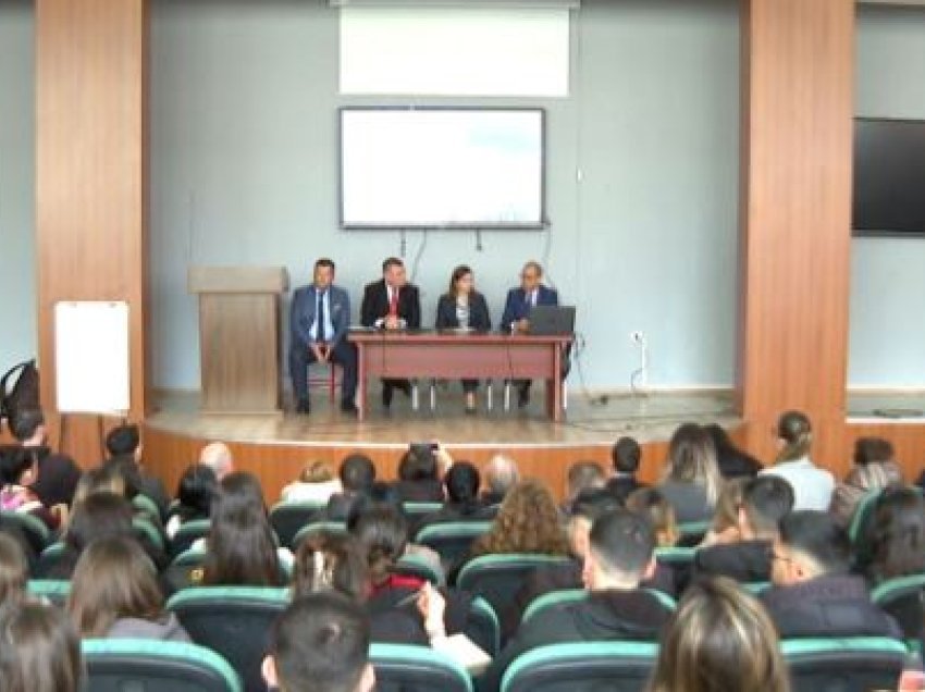 Altin Dumani në auditorin e Argitës/ Kreu i SPAK në një bashkëbisedim me studentët në Fakultetin e Drejtësisë