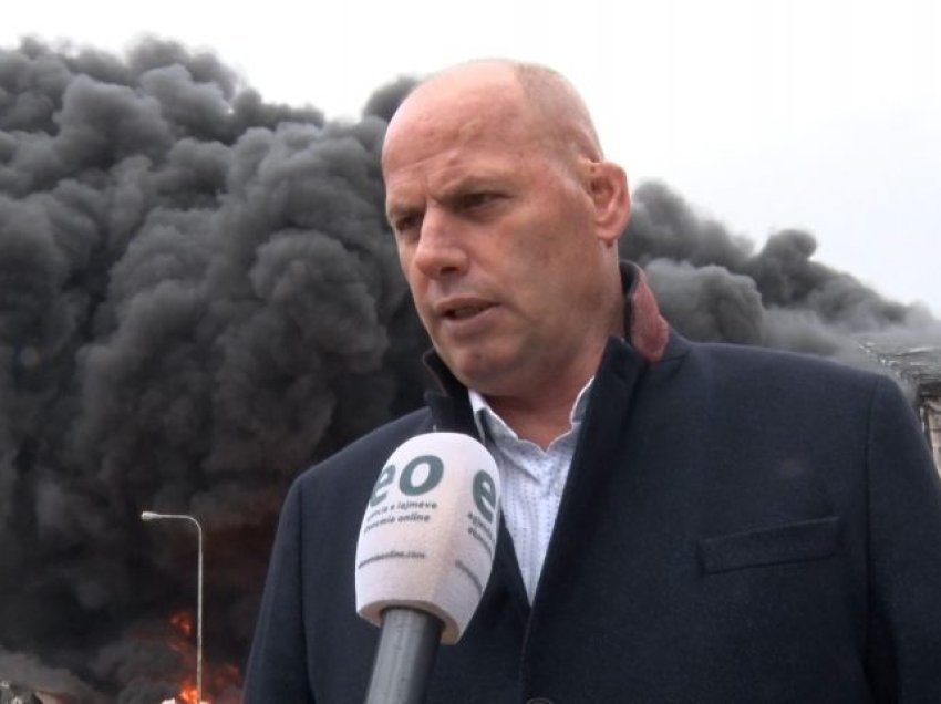 Zjarri në fabrikën e plastikës në Parkun e Biznesit po vazhdon, Lladrovci premton ndihmë për kompaninë