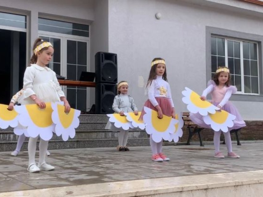 Bulqizë, nisin festimet e Ditës së Verës! Fëmijët e kopshteve të qytetit krijojnë atmosferë festive me simbole të festës
