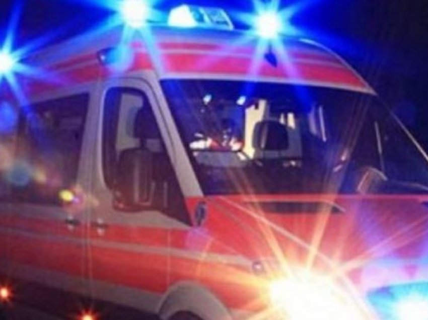 Aksident në aksin Durrës-Tiranë/ Makina del nga rruga dhe përplaset me një shtyllë, tre të lënduar
