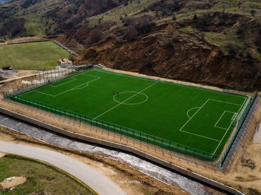 Bukuri e rrallë në Kosovë, lumi përreth fushës së futbollit 