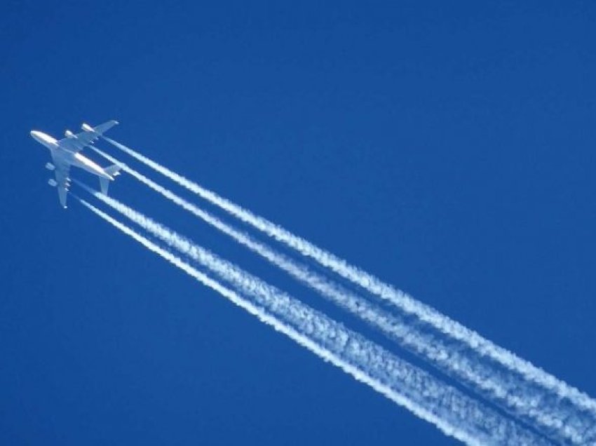 Ekspertët zbulojnë të vërtetën e vijave të bardha që shihen pas aeroplanëve në qiell