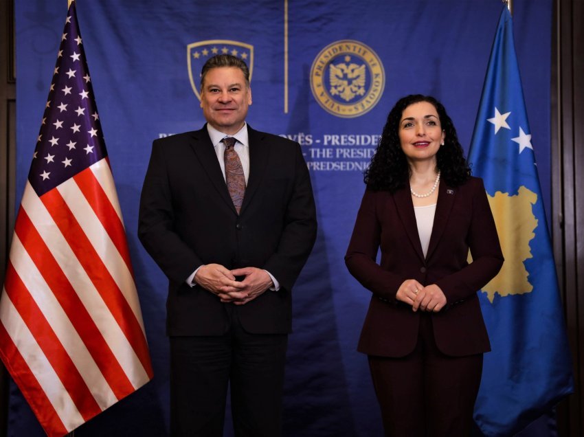 Ambasada amerikane përmbledh vizitën e Escobarit në Kosovë, përmend qëllimin e saj