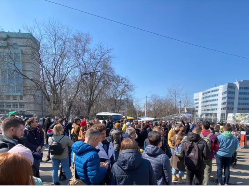 Priten protesta teksa rusët votojnë në ditën e fundit të zgjedhjeve presidenciale