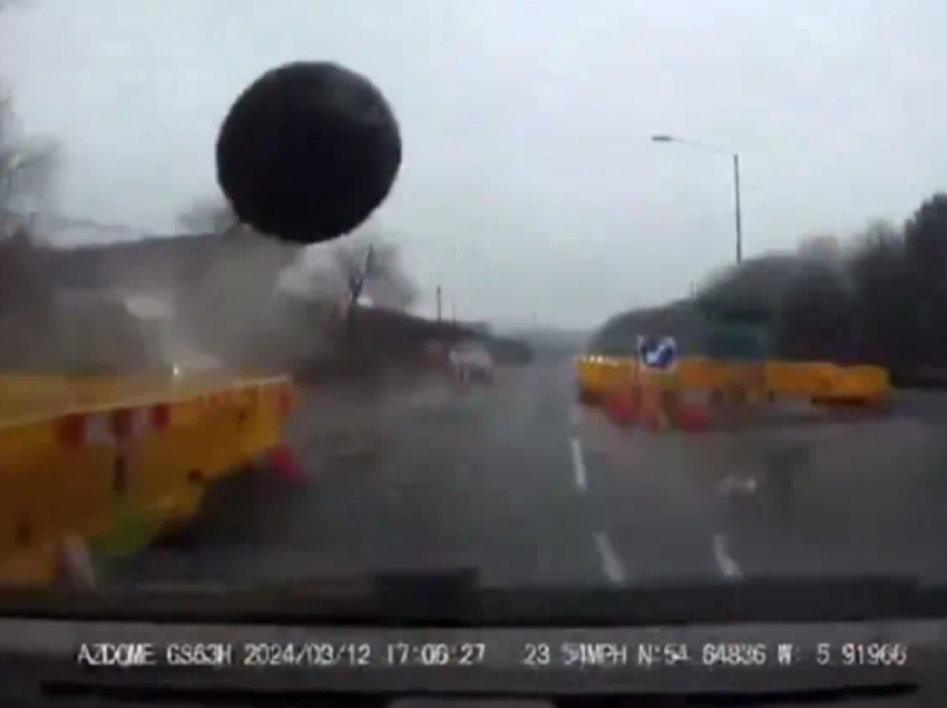 Një veturë në Irlandën e Veriut goditet nga një “top” ndërtimi