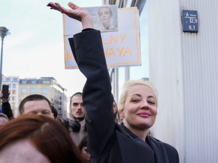 Gruaja e Alexei Navalny shkon në portat e ambasadës ruse në Berlin për të votuar