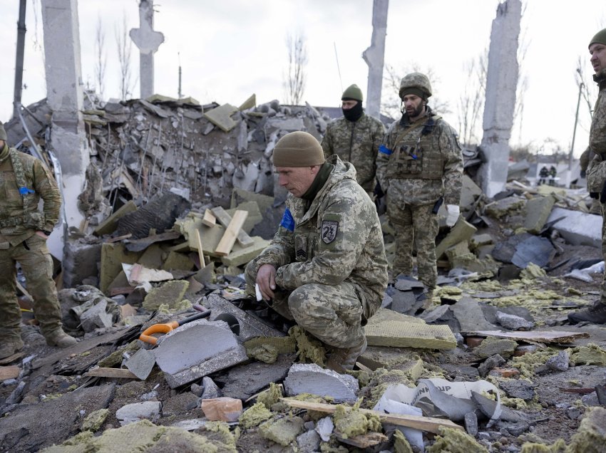 Të paktën pesë persona janë plagosur në sulmin rus në Mykolaiv të Ukrainës