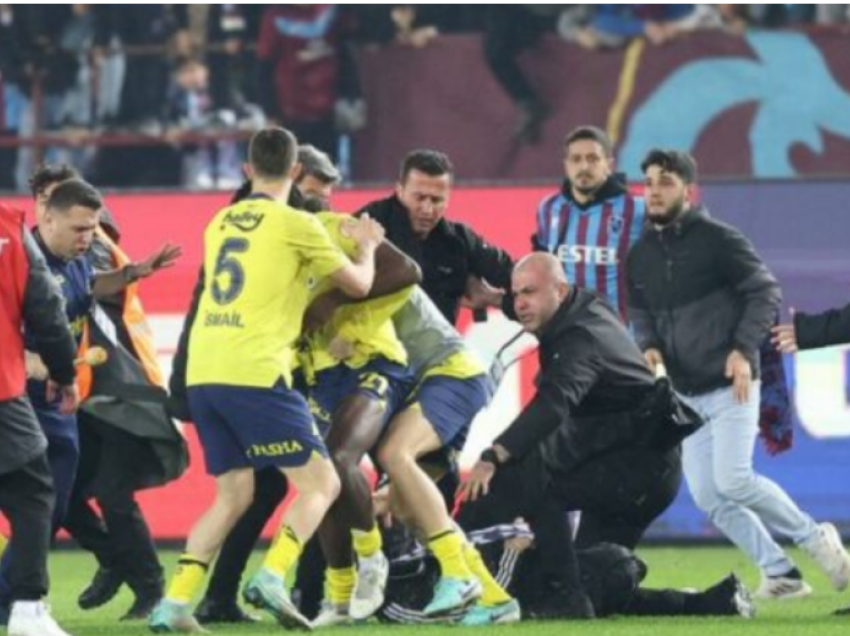 Hynë në fushë dhe dhunuan lojtarët e trajnerin e Fenerbahçes, arrestohen 12 tifozë në Turqi