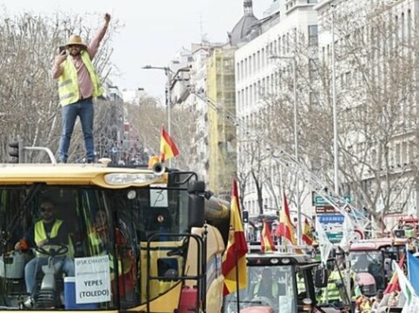 Mijëra fermerë spanjollë protestojnë me traktorë në Madrid