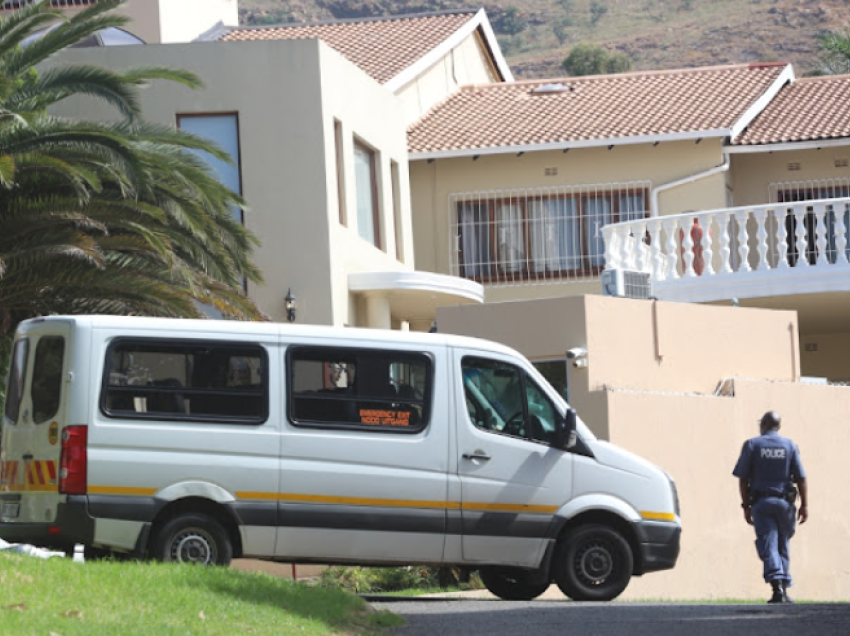 Policia bastis shtëpinë e kryetares së parlamentit në Afrikën e Jugut 