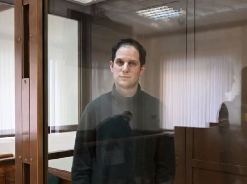 Evan Gershkovich vazhdon të jetë i fortë pas 1 viti burgosje në Rusi, thotë ambasadorja amerikane