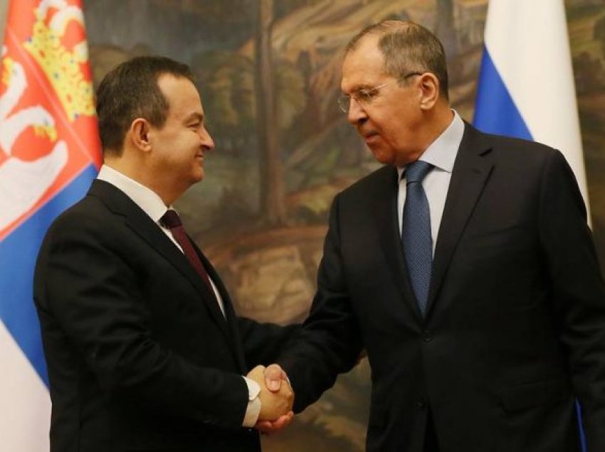 Daçiq takohet me Lavrovin, përqafim i ngrohtë para ndeshjes Serbi-Rusi