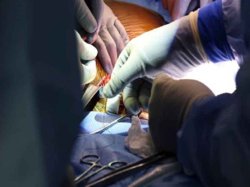​Pacienti amerikan merr transplantin e parë të suksesshëm të veshkës së derrit