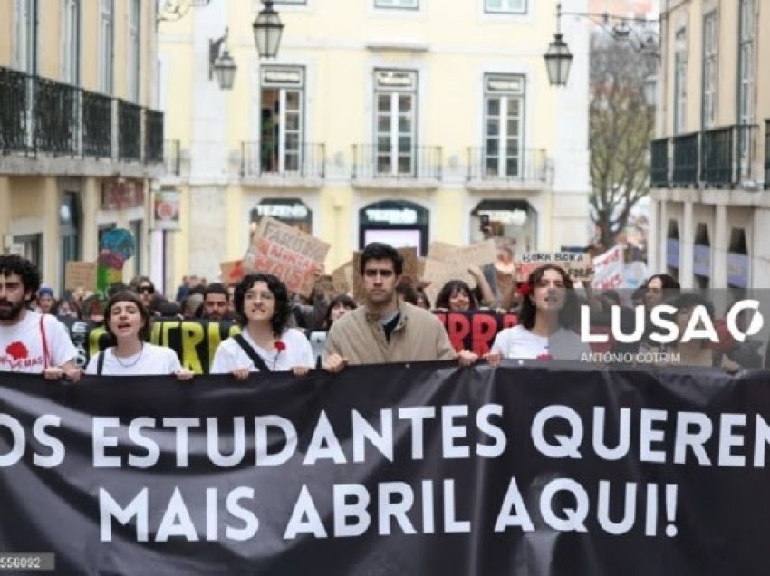 ​Mbi 1.000 studentë protestojnë kundër tarifave të shkollimit në Portugali