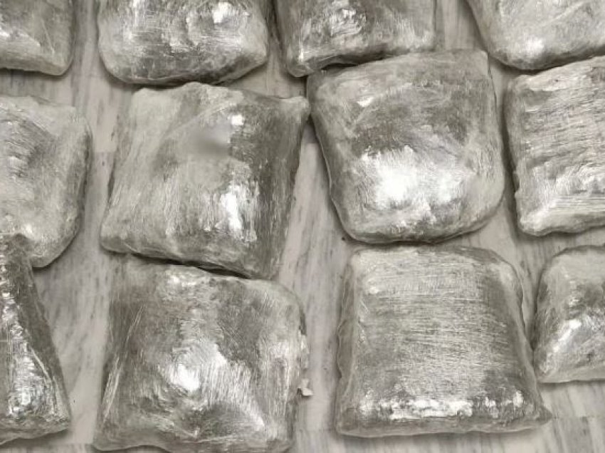 Iu gjetën 17 kg marijuanë në banesë, arrestohet shqiptari në Selanik, ja ku e kishte fshehur drogën