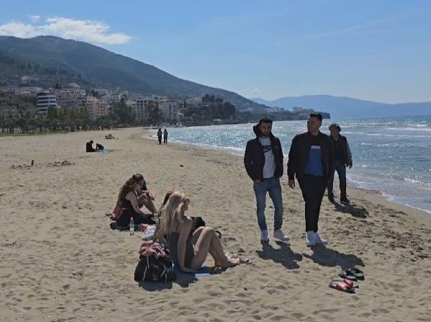 Nis sezoni i plazhit në Vlorë, turistë nga vende të ndryshme shijojnë rrezet e diellit