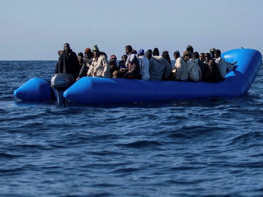 Lampedusa, rreth 600 migrantë nga Afrika mbërrijnë në ishull