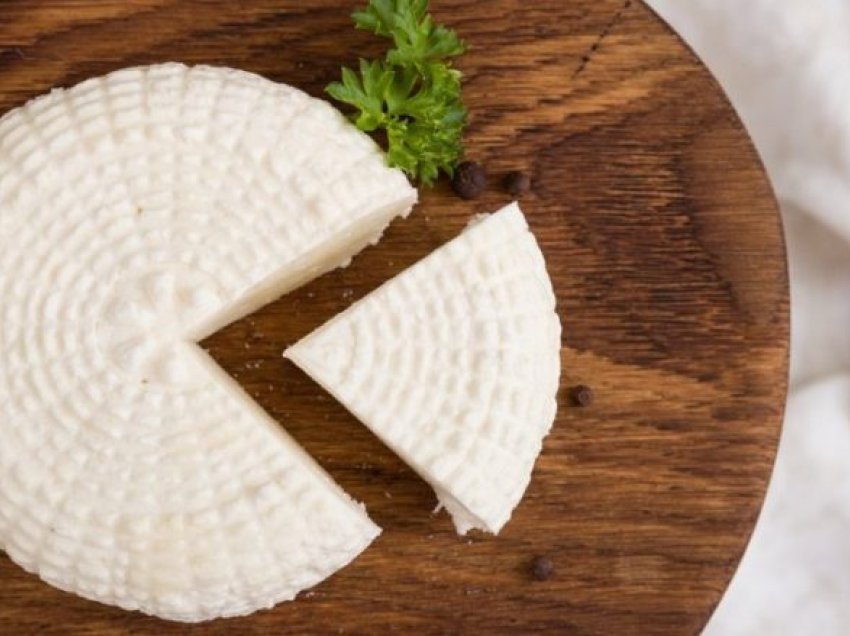 Sipas recetës së gjysheve tona: Bëni djathë të bardhë në shtëpi me vetëm dy përbërës