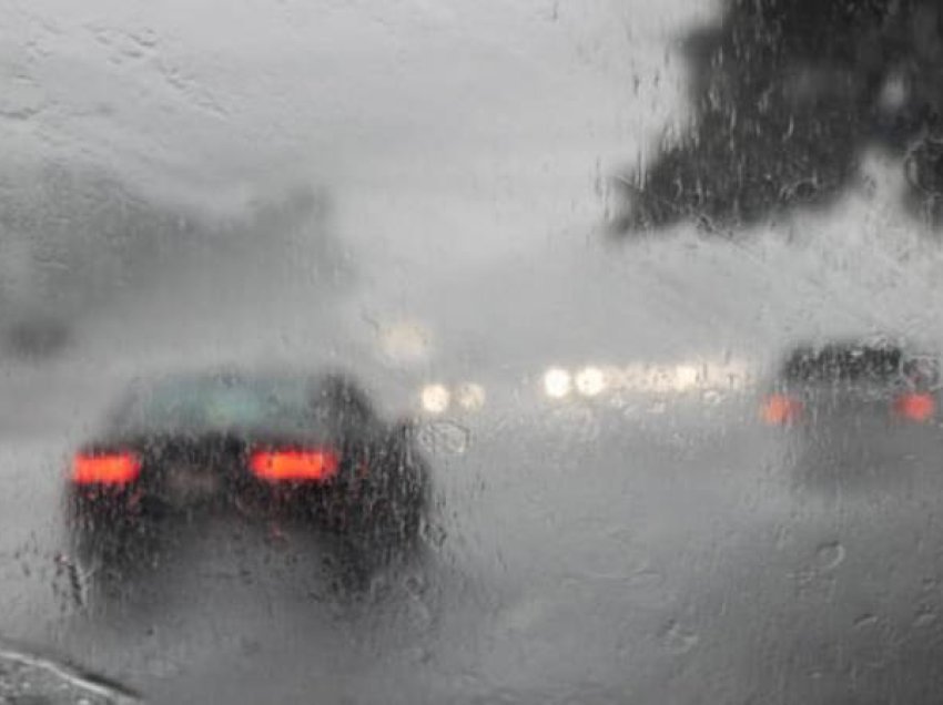 Reshjet e shiut dhe të borës, policia apelon për kujdes të shtuar gjatë ngasjes