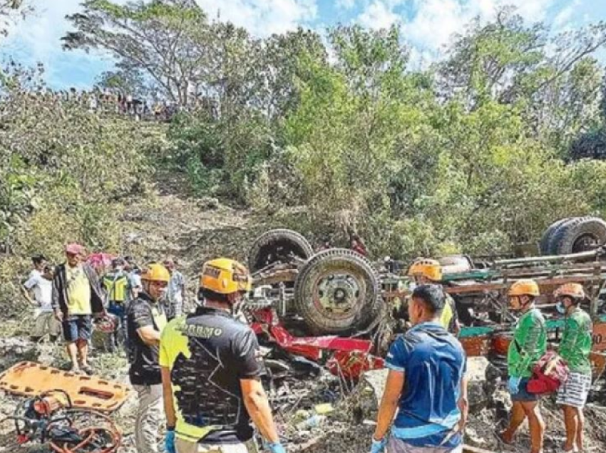 Kamioni përplaset me një furgon pasagjerësh, 17 viktima në Filipine