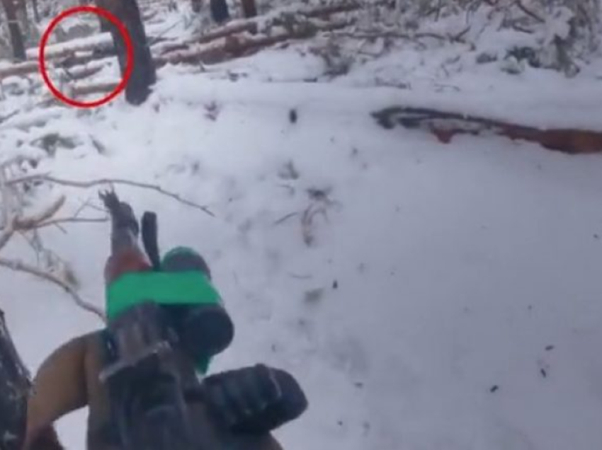 Betejë për ‘jetë a vdekje’, pamje kur ushtari ukrainas vret dy rus në një pyll të mbuluar me borë