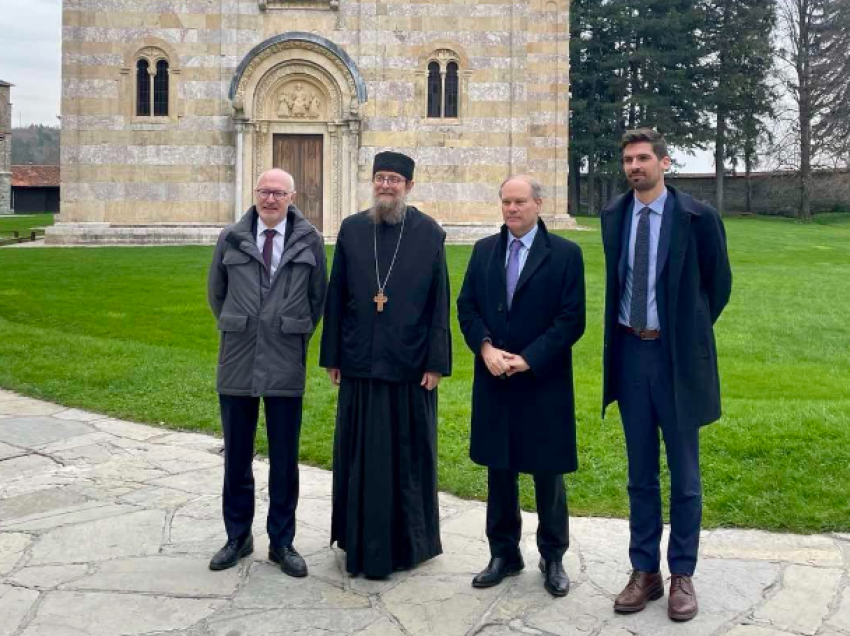 Emisari francez për Ballkanin dhe ambasadori vizitojnë Manastirin e Deçanit
