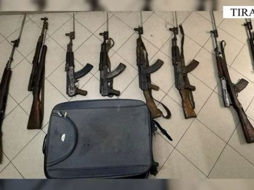 Kapet arsenal armësh brenda një makine në Rinas, arrestohen pesë persona