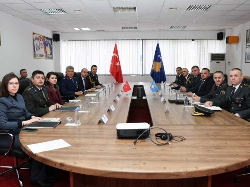 Ministri Maqedonci priti në takim gjeneralin e lartë Gulmezoglu
