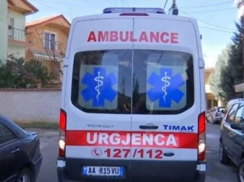 Plagosi me thikë vëllain e tij të madh pas konfliktit në banesë, arrestohet 23 vjeçari në Pogradec