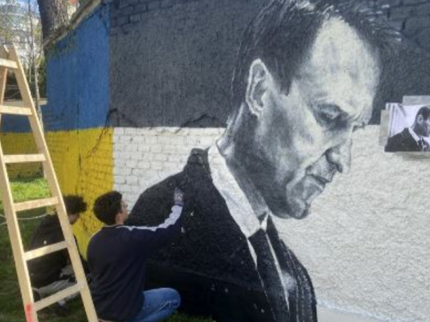 Dy portrete të mëdha të Navalny shfaqen në Vjenë