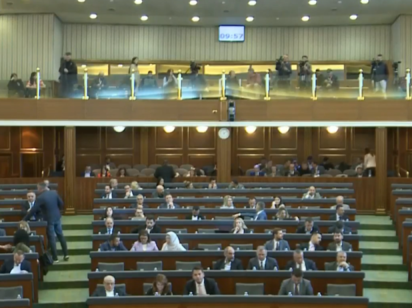 LIVE: Deputetët e VV-së pengojnë fjalimin e Kica-Xhelilit- ndërhyn Konjufca/ Përplasje të ashpra pozitë - opozitë për kontratat njëburimore 