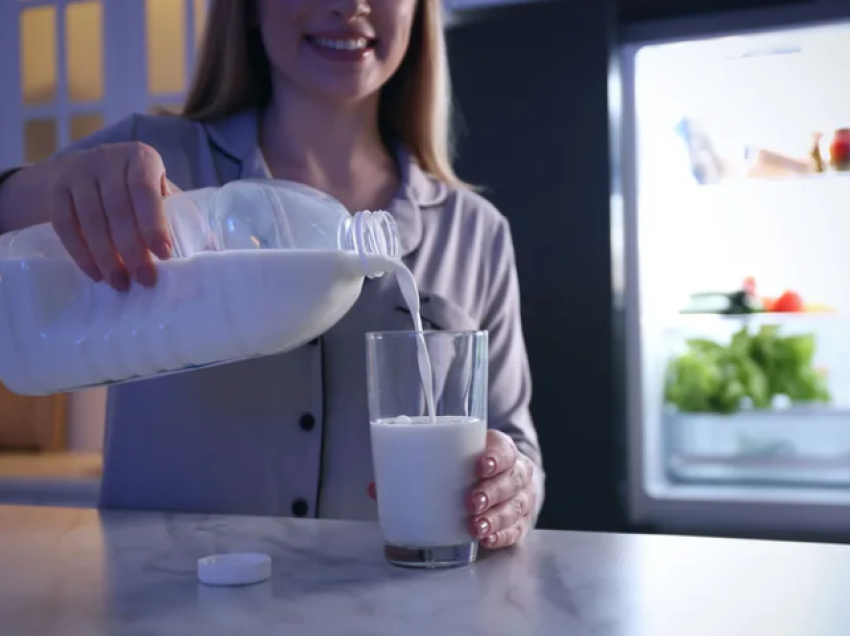 Cilat janë përfitimet e pirjes së qumështit tek të rriturit?