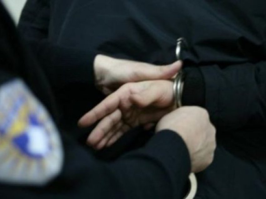 Policia arreston dy persona në Malishevë dhe sekuestron armë