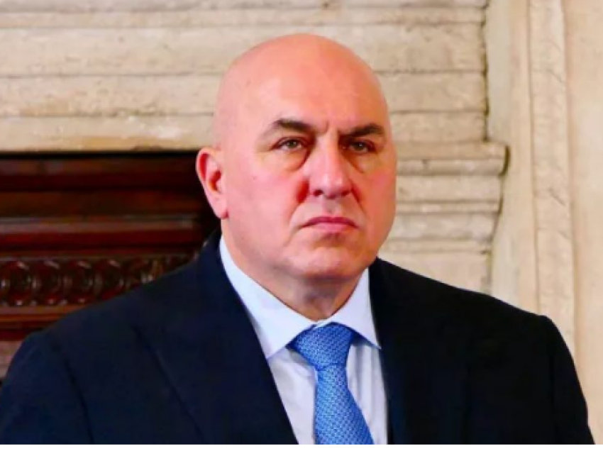 Ministri i Mbrojtës së Italisë mbërrin në Kosovë, do të takohet me Maqedoncin e shefin e KFOR-it