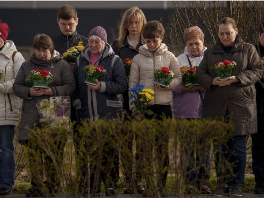 Familjet e viktimave në Buça të Ukrainës përkujtojnë më të dashurit