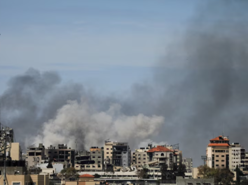 Izraeli sulmon një kamp afër një spitali në Gazë