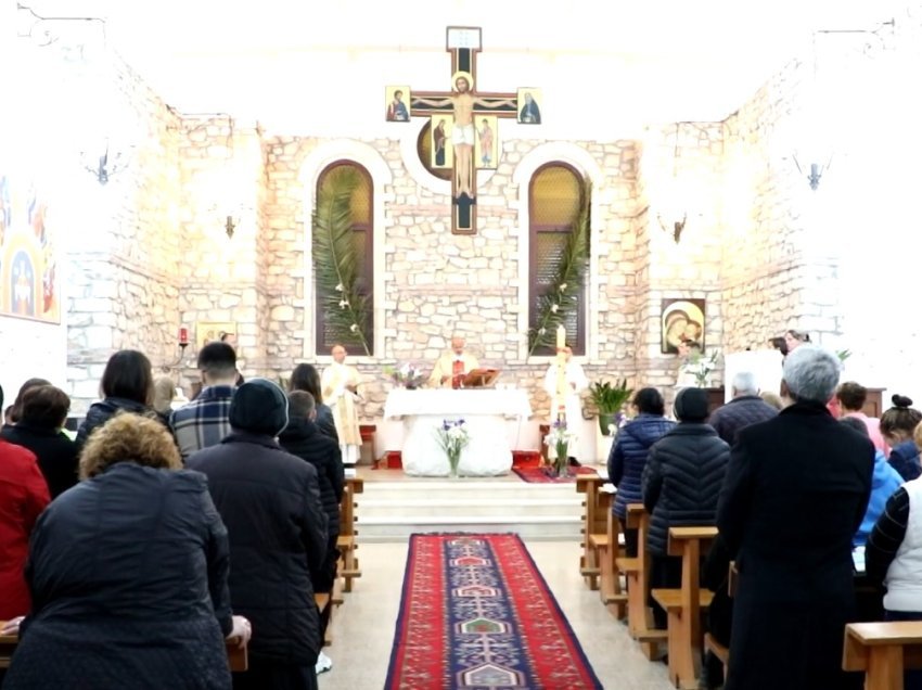 Pashkët në Berat e Kuçovë/ Besimtarët katolik festojnë ringjalljen e Krishtit
