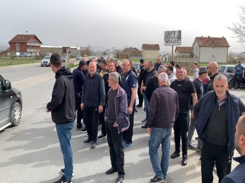 ​Banorët e Gllamnikut bllokojnë një pjesë të magjistrales Podujevë-Prishtinë