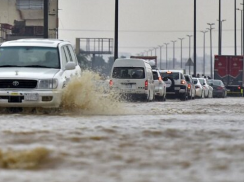 Përmbytje në Arabinë Saudite – mbyllen disa shkolla, bllokohen rrugët