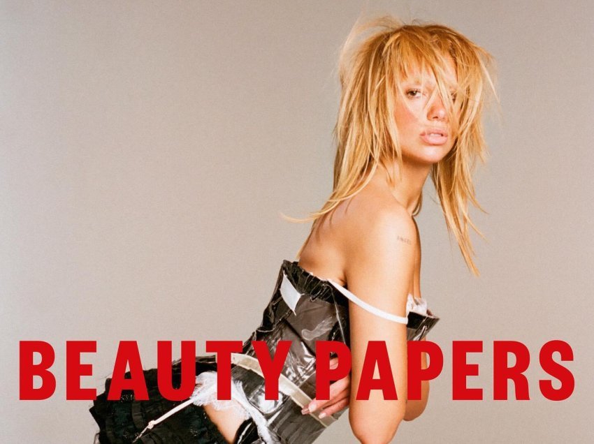 Dua Lipa vjen ndryshe në stil në kopertinën e “Beauty Pepaers”, një ditë para lansimit të albumit të saj të tretë