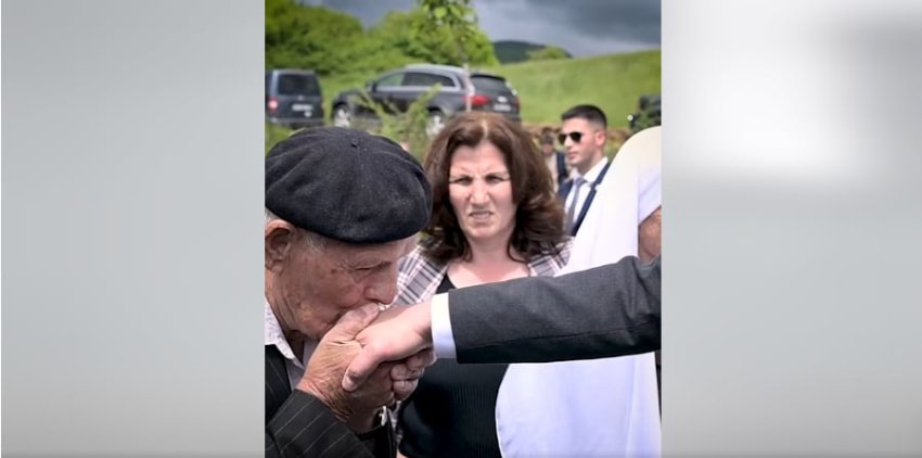 Dalin pamjet/ Plaku ia puth dorën kryeministrit Kurti në përvjetorin e masakrës në Studime