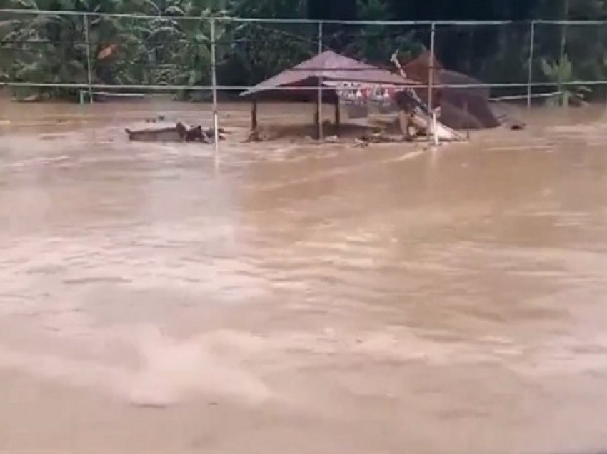 ​14 viktima nga përmbytjet në Indonezi
