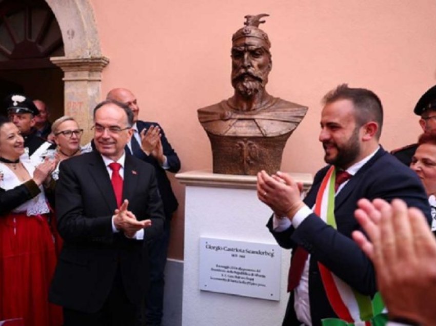 ​Tri monumente të Skënderbeut inaugurohen në Kalabri, i pranishëm presidenti Begaj