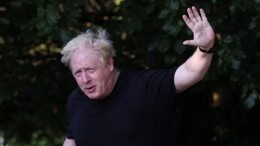 Boris Johnson lavdëron stafin e qendrës së votimit që refuzoi ta linte të votonte pa letërnjoftim