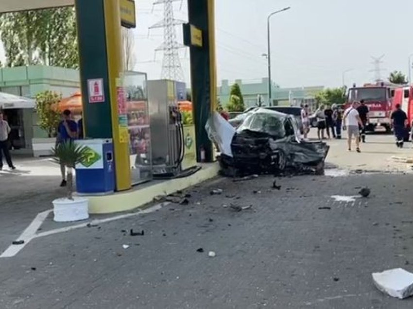 Aksident në Lushnjë/ Makina përplaset me tabelën elektronike të karburantit, 2 të lënduar