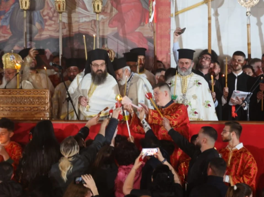 ‘Krishti u ngjall’, besimtarët ortodoksë në të gjithë vendin kremtojnë Pashkën